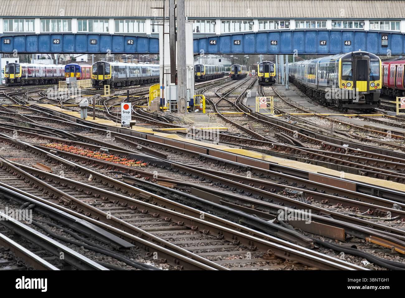 Treni della South Western Railway alla stazione ferroviaria di Londra Clapham Junction, Inghilterra Regno Unito Regno Unito Foto Stock