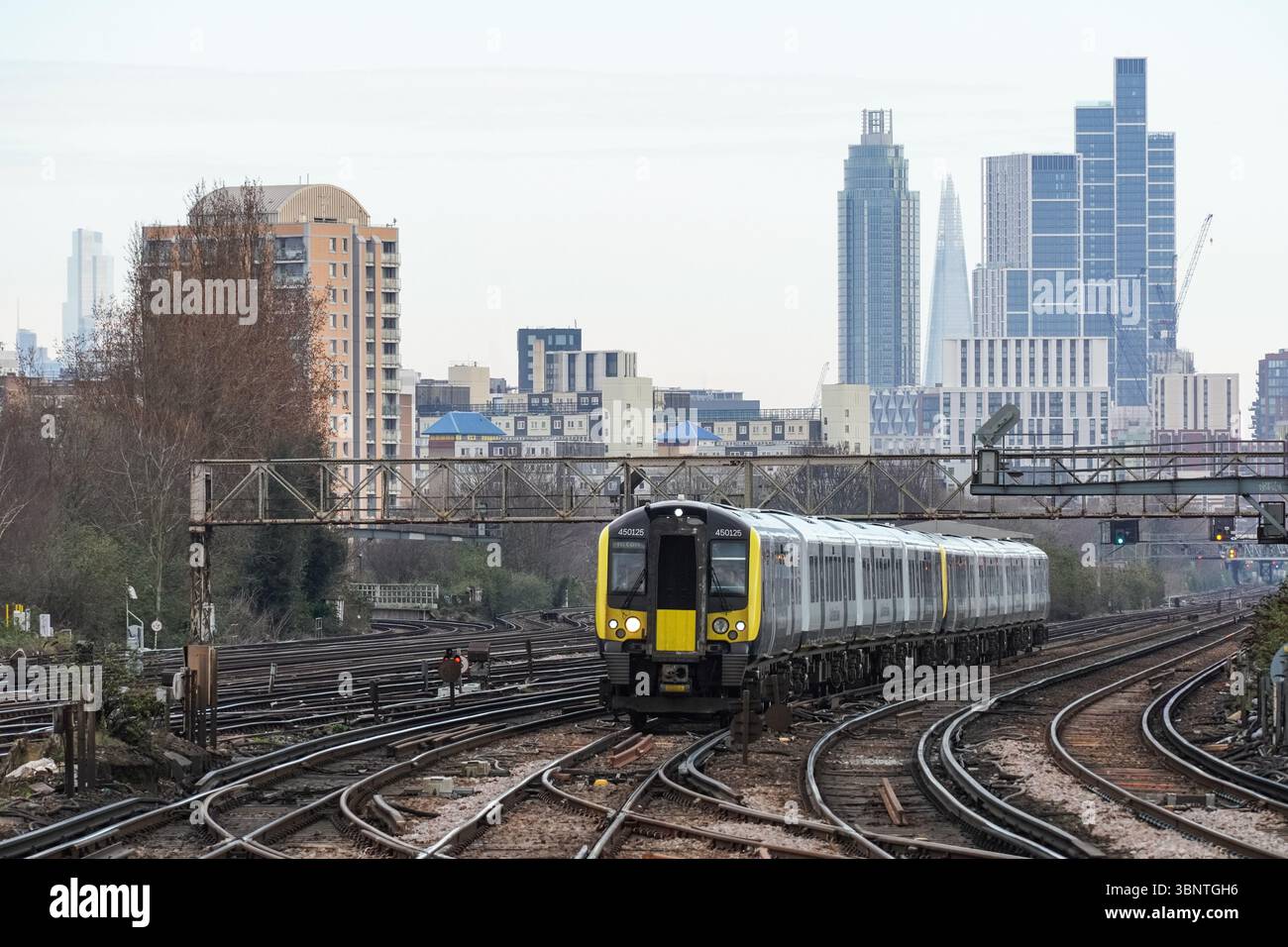 Treno South Western Railway presso la stazione ferroviaria di Londra Clapham Junction, Inghilterra Regno Unito Regno Unito Foto Stock