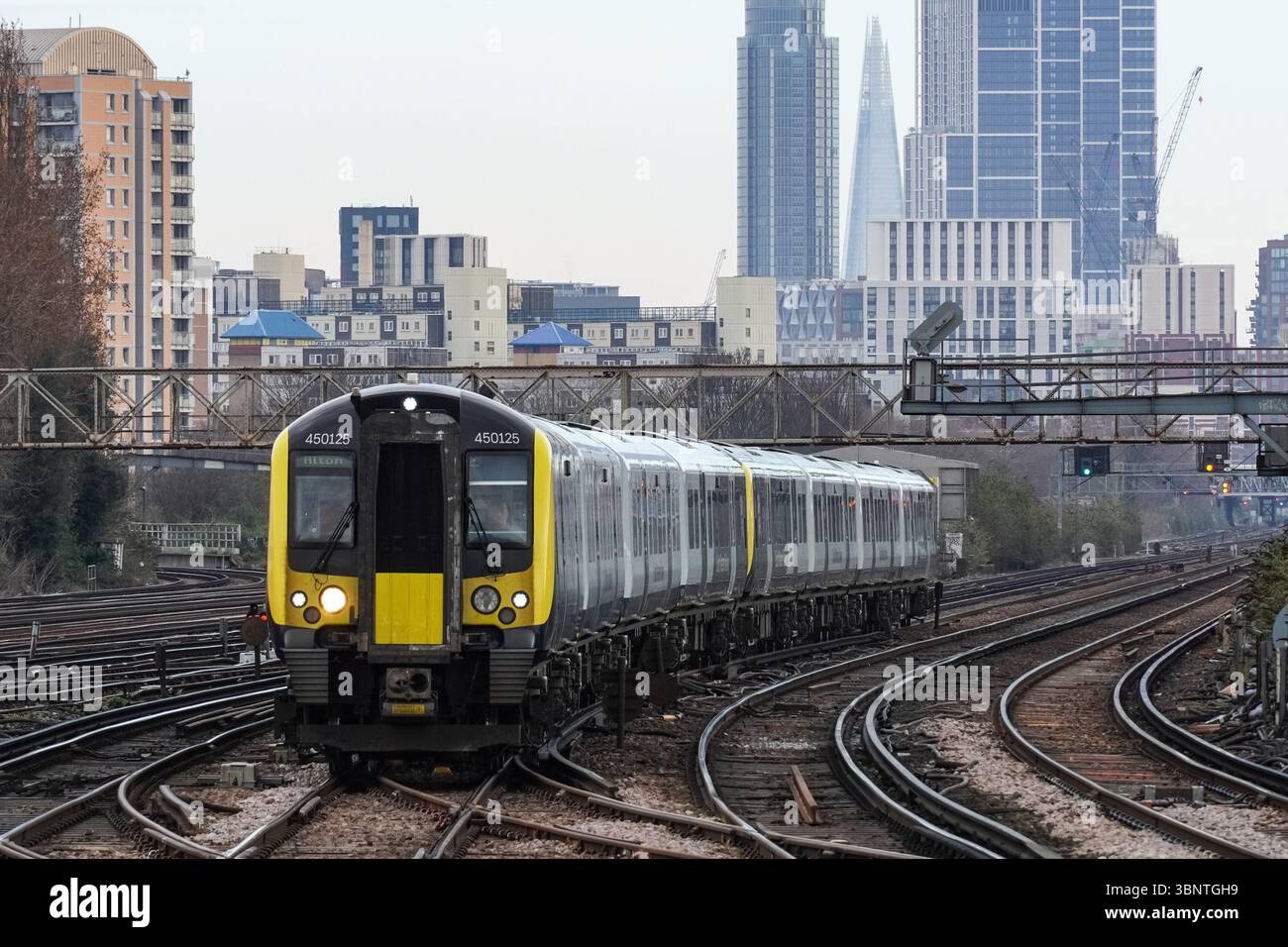 Treno South Western Railway presso la stazione ferroviaria di Londra Clapham Junction, Inghilterra Regno Unito Regno Unito Foto Stock