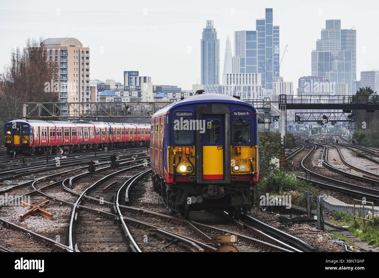 Treni della South Western Railway alla stazione ferroviaria di Londra Clapham Junction, Inghilterra Regno Unito Regno Unito Foto Stock
