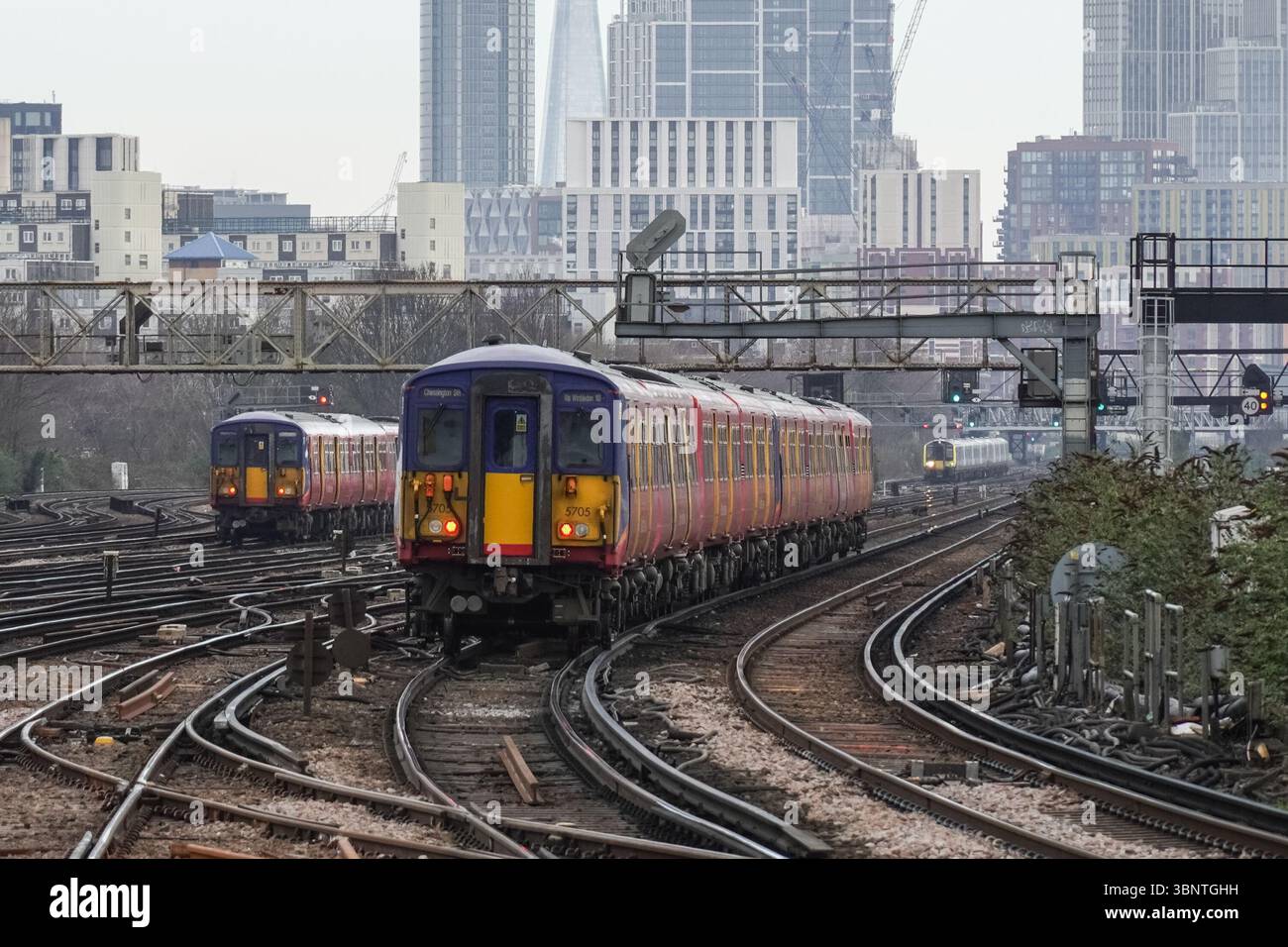 Treni della South Western Railway alla stazione ferroviaria di Londra Clapham Junction, Inghilterra Regno Unito Regno Unito Foto Stock