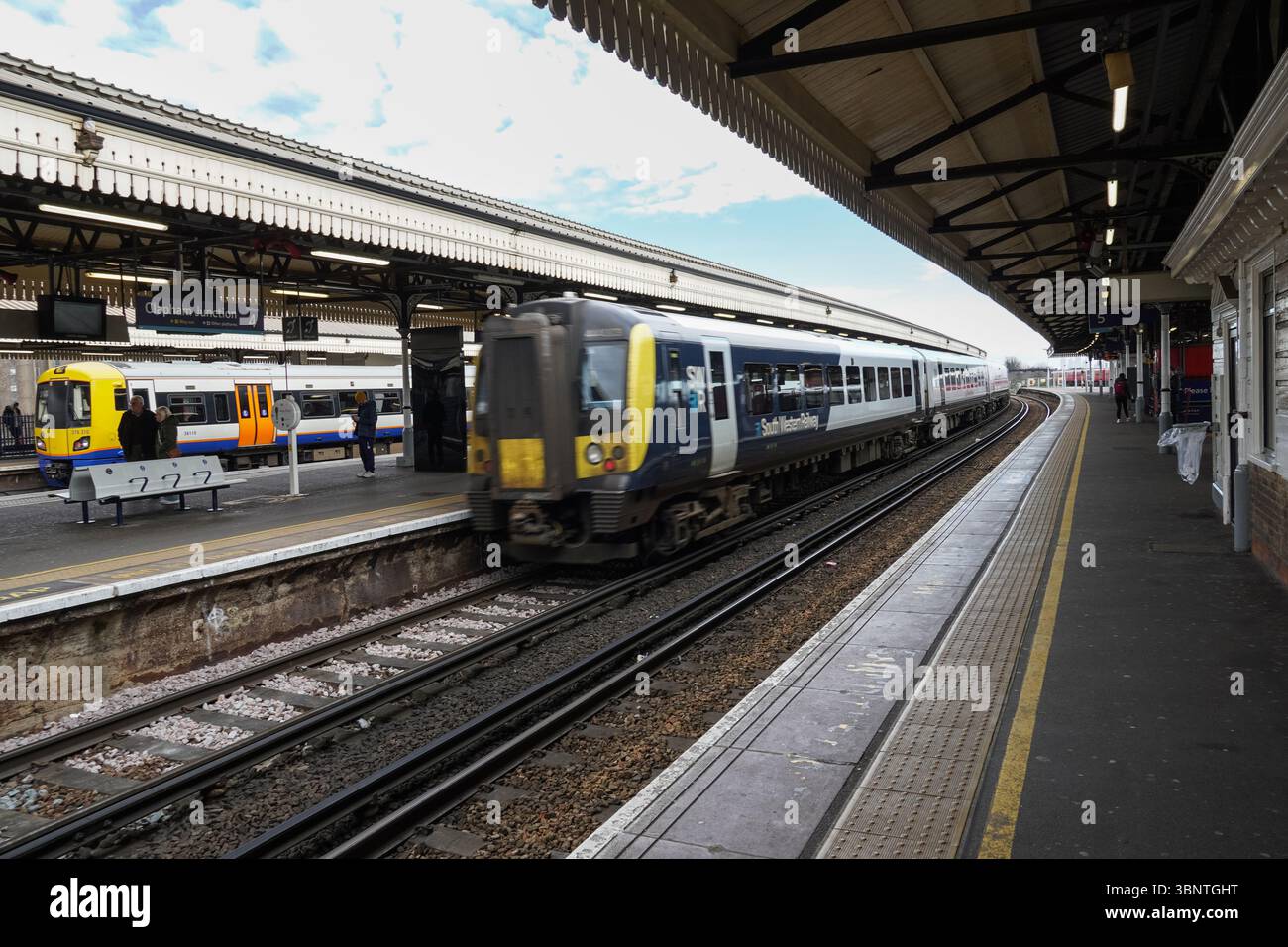 Treno South Western Railway presso la stazione ferroviaria di Londra Clapham Junction, Inghilterra Regno Unito Regno Unito Foto Stock
