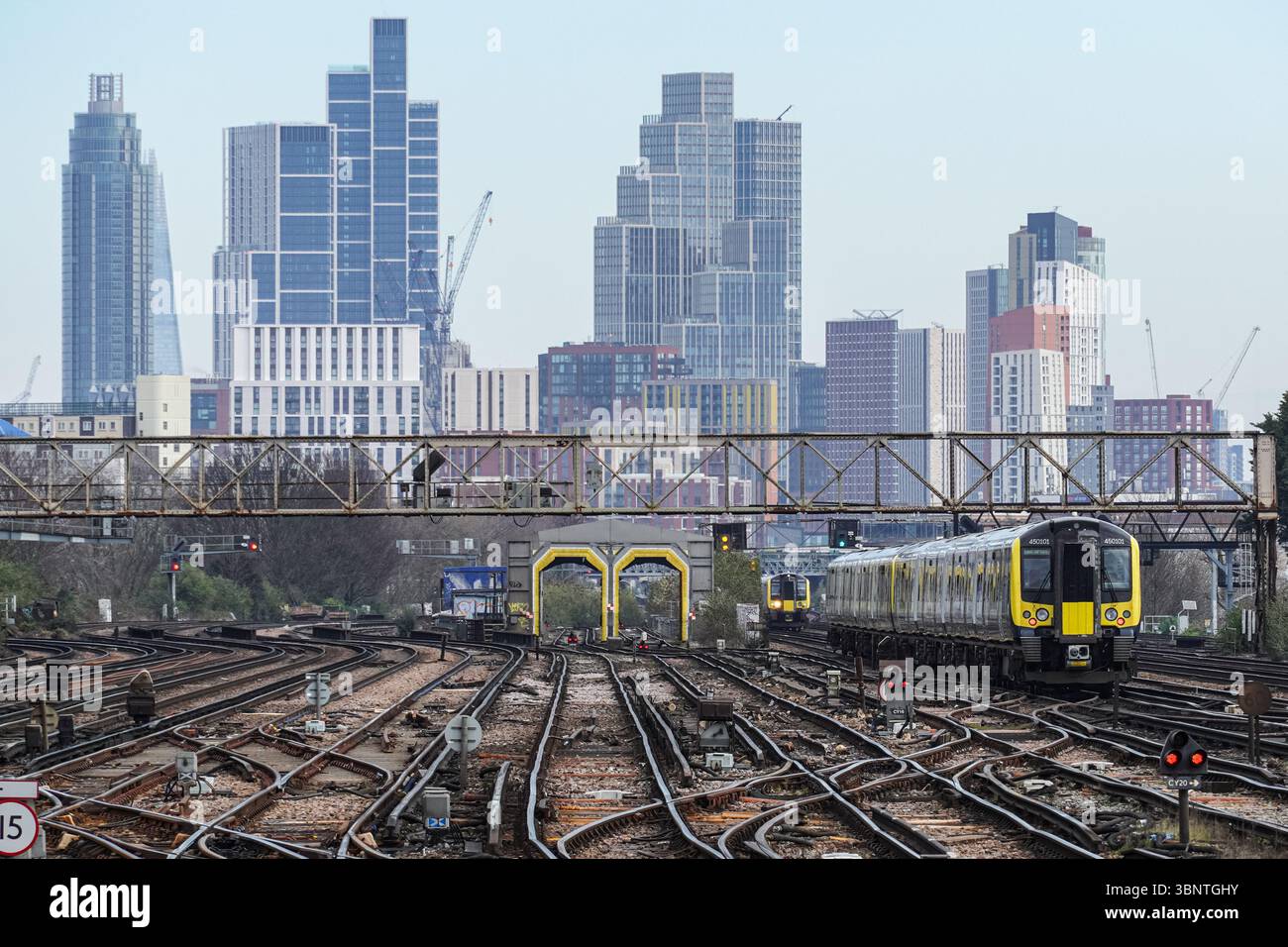 Treno South Western Railway presso la stazione ferroviaria di Londra Clapham Junction, Inghilterra Regno Unito Regno Unito Foto Stock