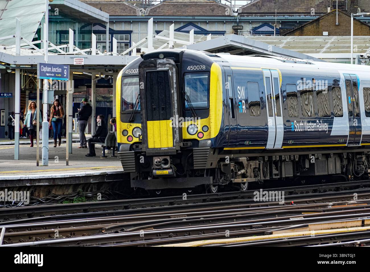 Treno South Western Railway presso la stazione ferroviaria di Londra Clapham Junction, Inghilterra Regno Unito Regno Unito Foto Stock