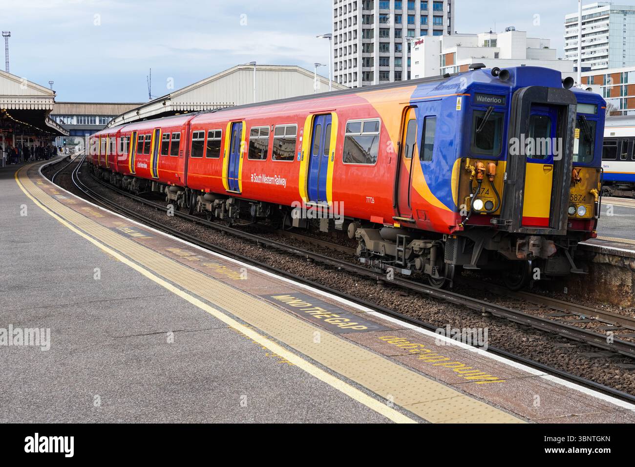 Treno South Western Railway presso la stazione ferroviaria di Londra Clapham Junction, Inghilterra Regno Unito Regno Unito Foto Stock