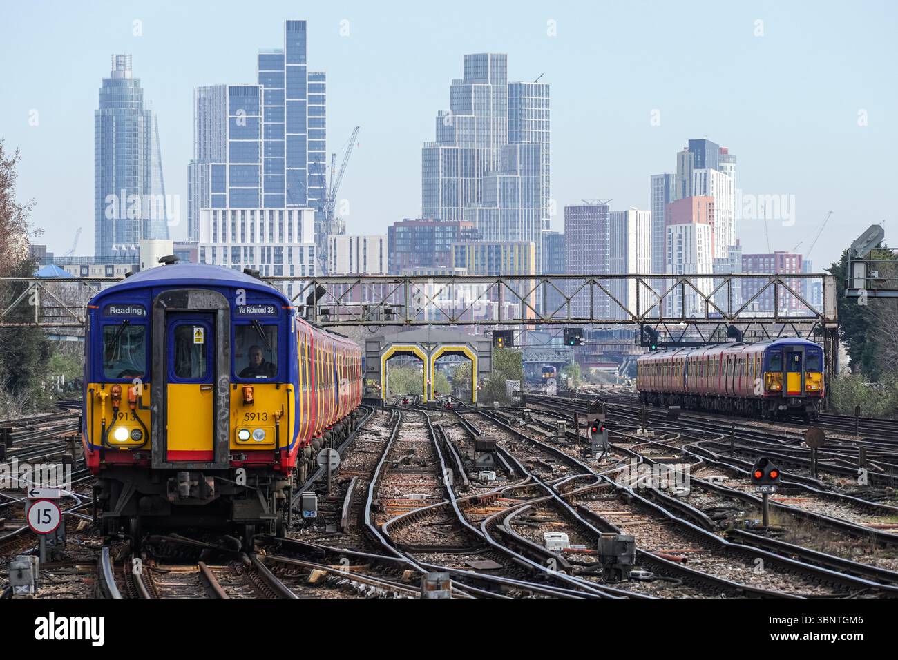 Treni della South Western Railway alla stazione ferroviaria di Londra Clapham Junction, Inghilterra Regno Unito Regno Unito Foto Stock