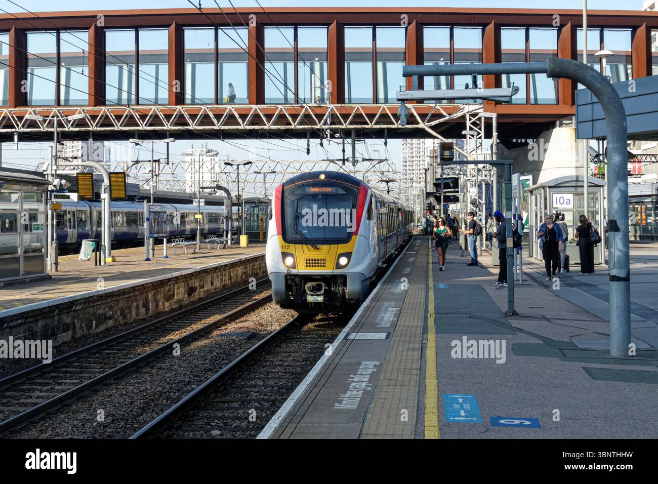 Treno Greater Anglia alla stazione di Londra Stratford, Inghilterra Regno Unito Foto Stock