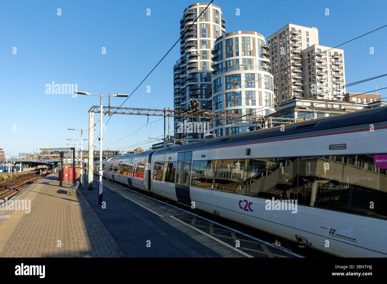 Treno c2c alla stazione di Barking, Inghilterra Regno Unito Regno Unito Foto Stock