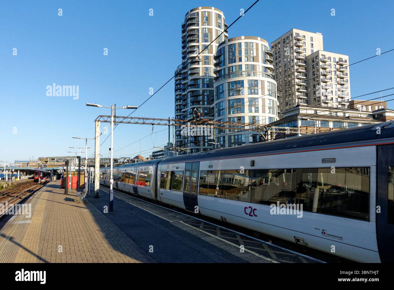 Treno c2c alla stazione di Barking, Inghilterra Regno Unito Regno Unito Foto Stock