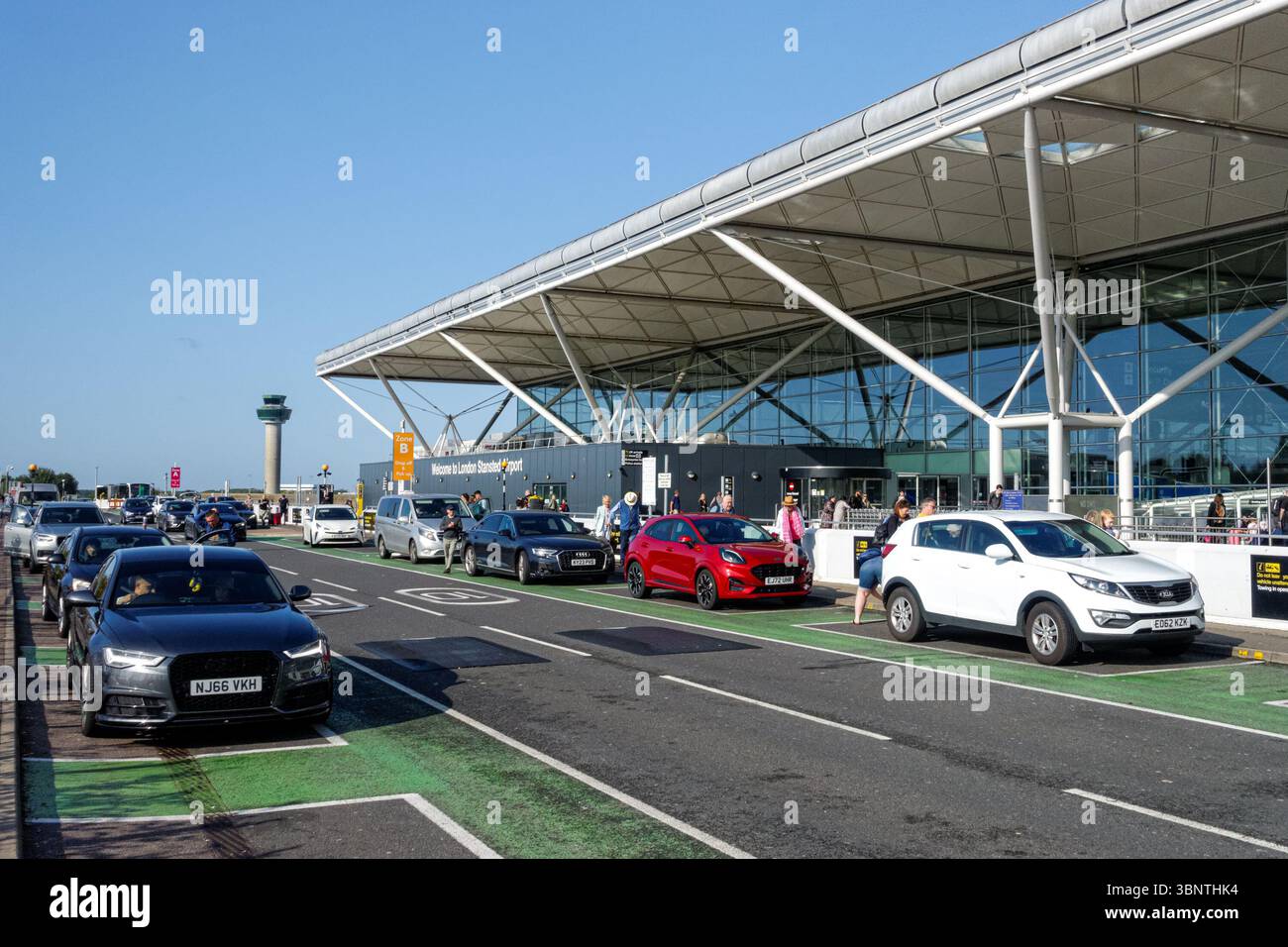 Aree di rientro accanto all'ingresso dei terminal dell'aeroporto Stansted di Londra Essex Inghilterra Regno Unito Foto Stock