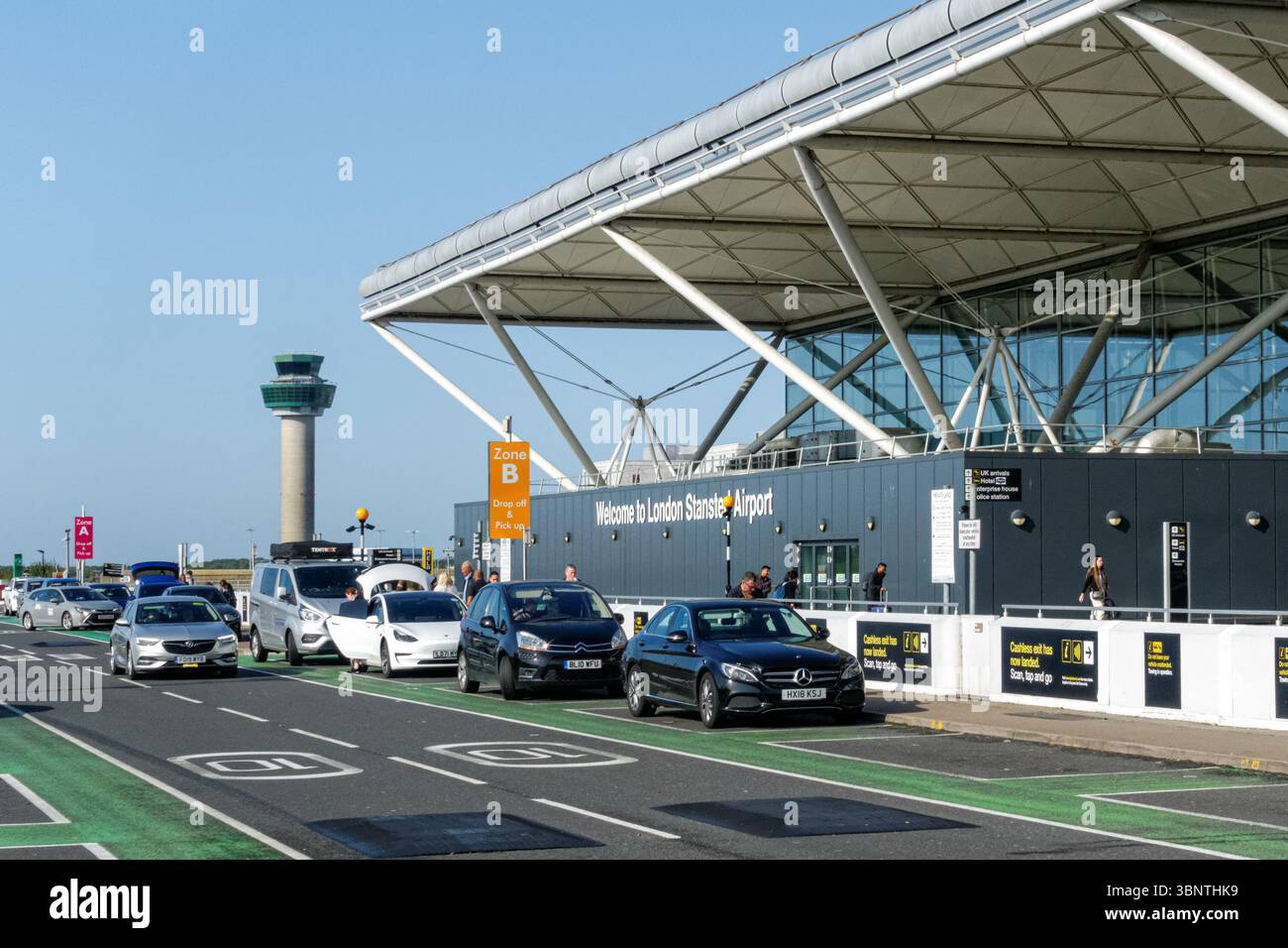Aree di rientro accanto all'ingresso dei terminal dell'aeroporto Stansted di Londra Essex Inghilterra Regno Unito Foto Stock
