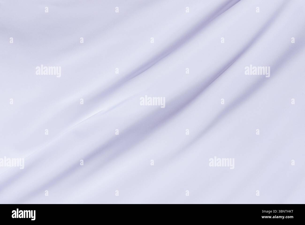 Elegante superficie bianca in tessuto con pieghe luminose, ideale per progetti di identità visiva, sfondi di branding o modelli minimalisti moderni Foto Stock