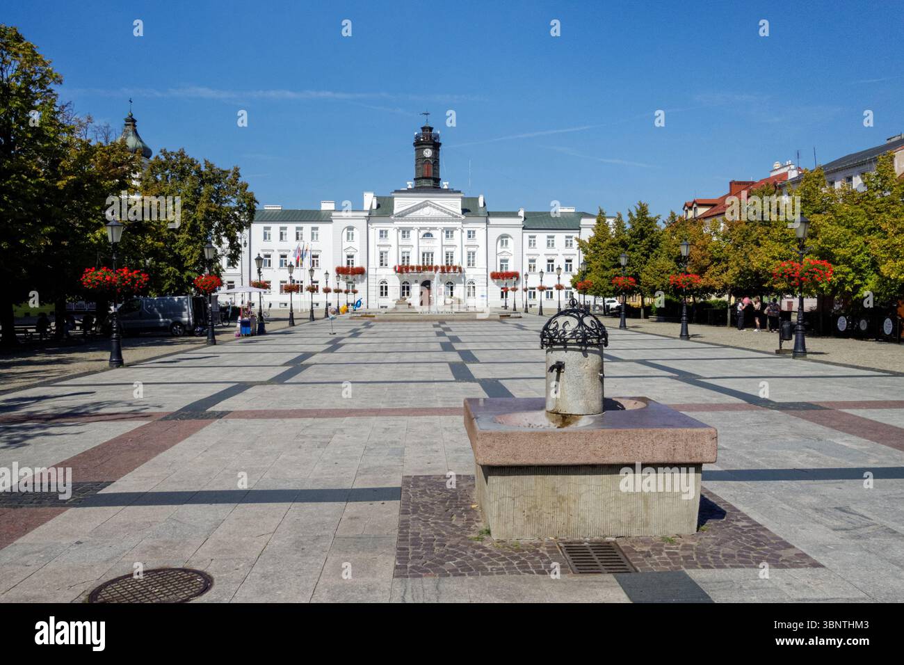 Il neoclassico Municipio nella piazza del vecchio mercato di Plock Polonia Foto Stock