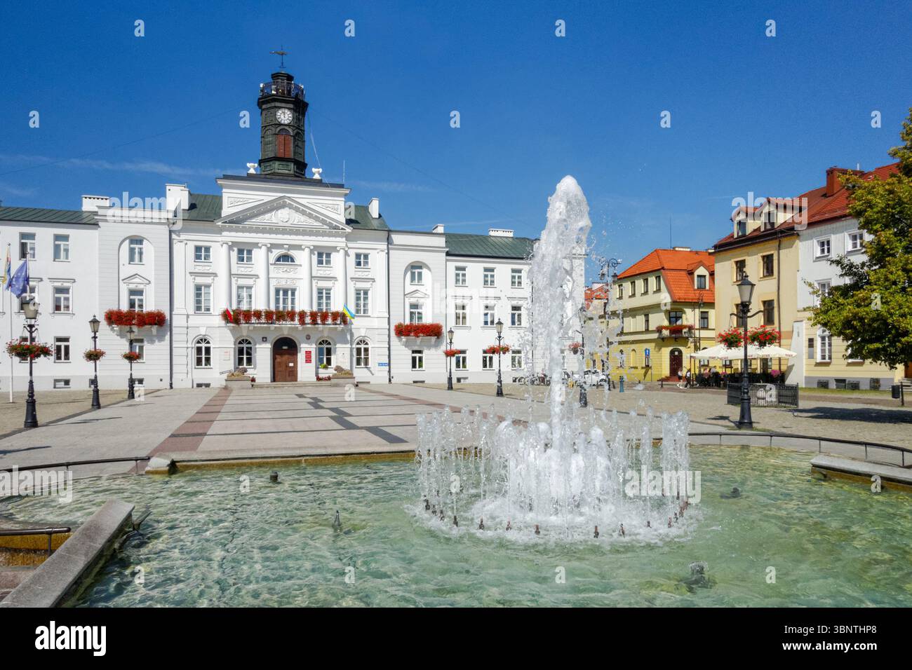 Piazza del mercato Vecchia con fontana e il municipio neoclassico di Plock, Polonia Foto Stock