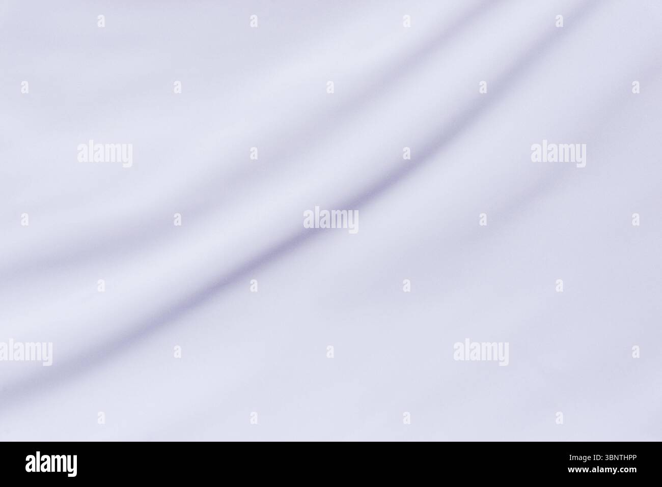 Morbide linee diagonali in tessuto bianco, ideali per sfondi minimi, grafica di branding o arte astratta incentrata sul tessuto Foto Stock