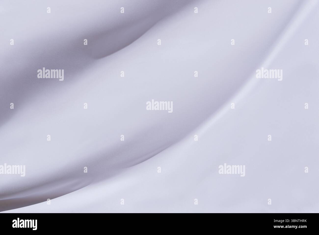 Elegante superficie in tessuto bianco con curve morbide naturali, ideale per i mockup di branding, presentazioni pulite o strati visivi tranquilli Foto Stock