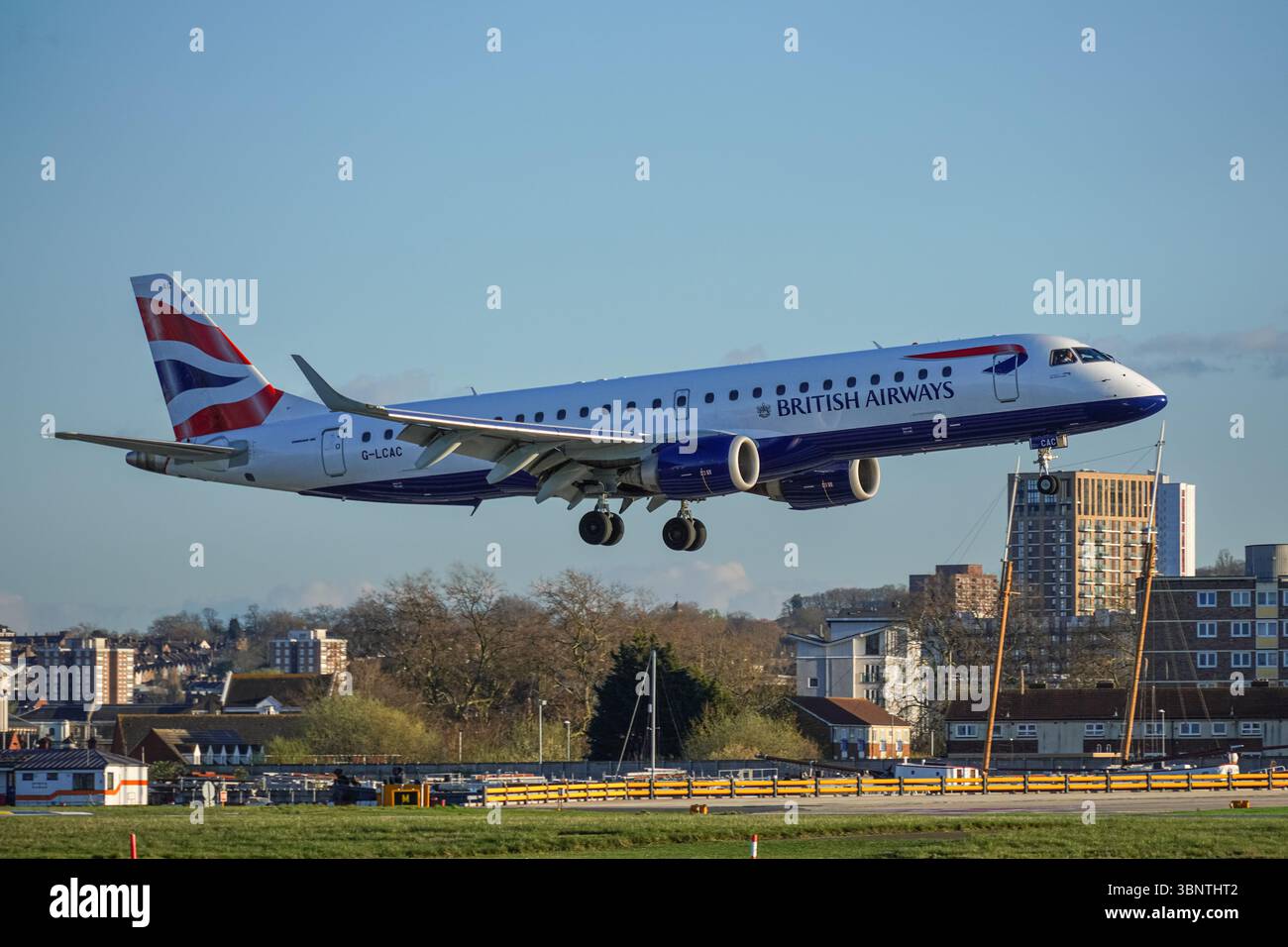 British Airways atterra all'aeroporto London City, Londra Inghilterra Regno Unito Foto Stock