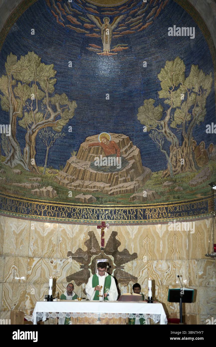 Israele, Gerusalemme; Mosaico dipinto di Gesù che prega nel Giardino degli Ulivi Getsemani nella Chiesa di tutte le Nazioni Basilica dell'Agonia Foto Stock