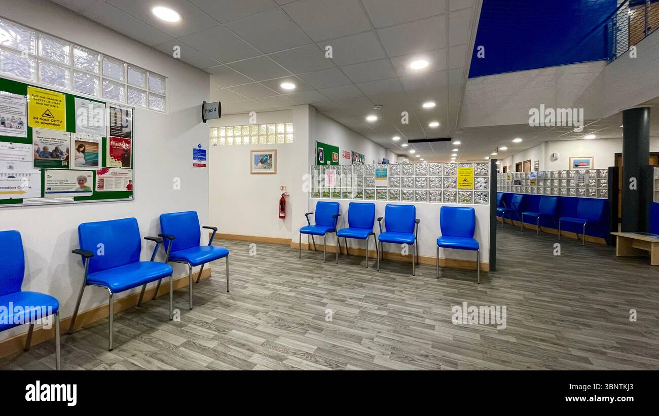Mentre le liste d'attesa NHS in Inghilterra mostrano una diminuzione di due anni, le sale d'attesa del GPS iniziano a mostrare questo miglioramento Foto Stock