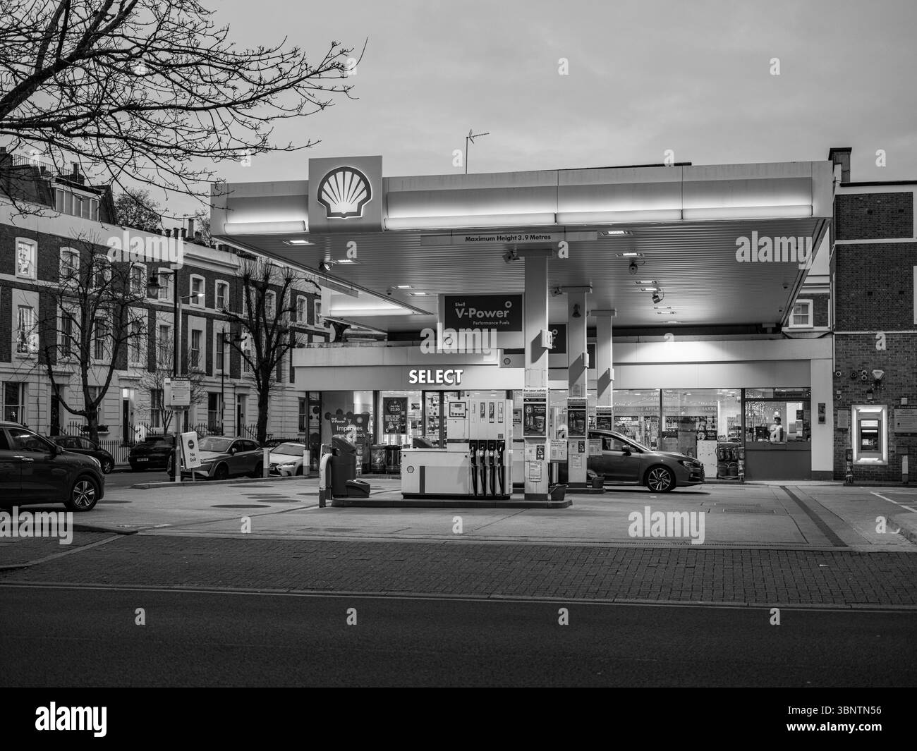 Regno Unito, Londra, 11 dicembre 2024. La centrale elettrica di Battersea e i moderni edifici circostanti si affacciano dall'altra parte del Tamigi, un simbolo di Foto Stock