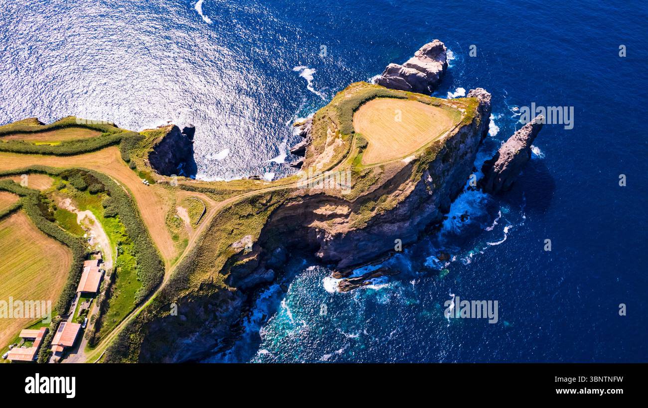Azzorre , Portogallo. Posti panoramici incredibili dell'isola di Sao Miguel. Panorama aereo di miradouro do Cintrao con impressionanti rocce aspre e oceano Foto Stock