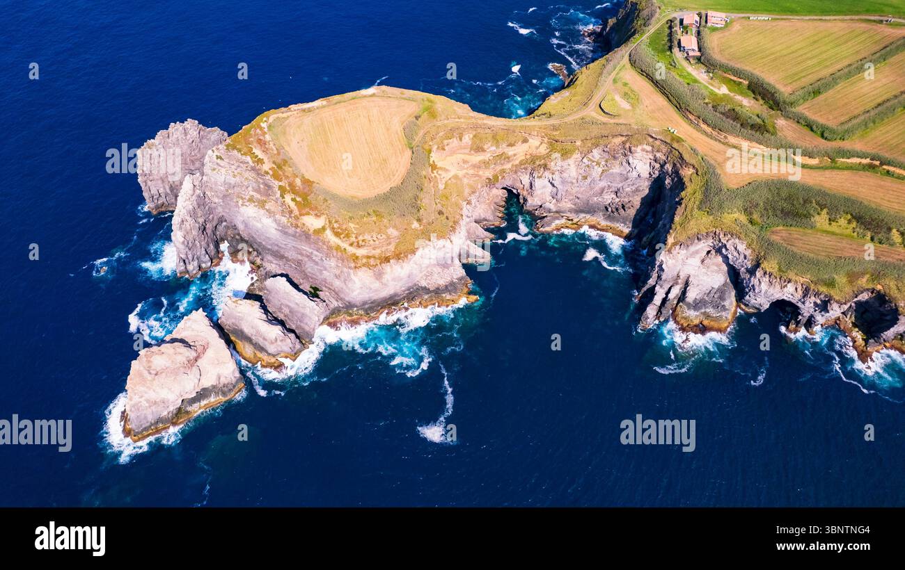 Azzorre , Portogallo. Posti panoramici incredibili dell'isola di Sao Miguel. Panorama aereo di miradouro do Cintrao con impressionanti rocce aspre e oceano Foto Stock