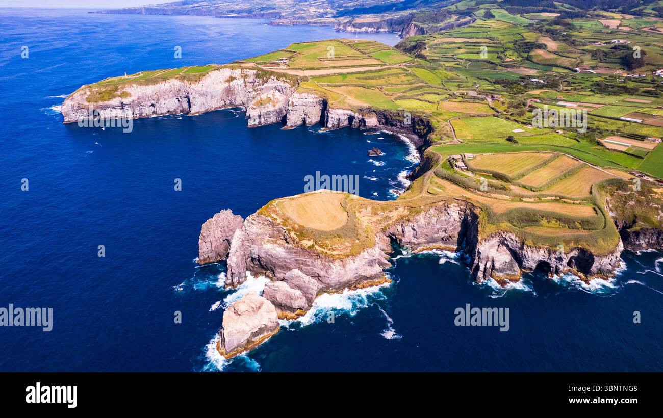 Azzorre , Portogallo. Posti panoramici incredibili dell'isola di Sao Miguel. Panorama aereo di miradouro do Cintrao con impressionanti rocce aspre e oceano, a nord Foto Stock