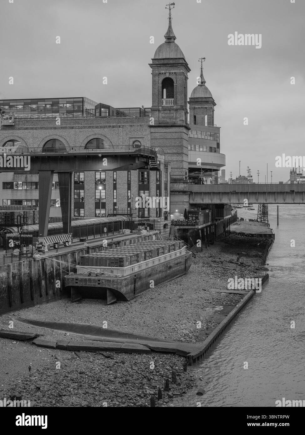 Regno Unito, Londra, 11 dicembre 2024. Moderno e vuoto corridoio nel quartiere finanziario, che trasmette quiete e atmosfera aziendale in un ambiente post-pan Foto Stock