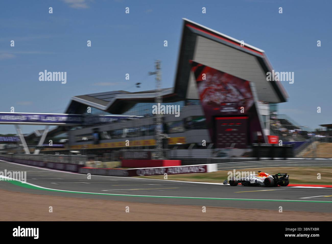 NORTHAMPTON, INGHILTERRA - 4 LUGLIO: Liam Lawson della nuova Zelanda alla guida del (30) Visa Cash App RB Formula One Team RB01 durante le prove in vista del Gran Premio di F1 della Gran Bretagna al circuito di Silverstone il 4 luglio 2024 a Northampton, Inghilterra. (Foto di Vince Mignott/Alamy Live News) Foto Stock