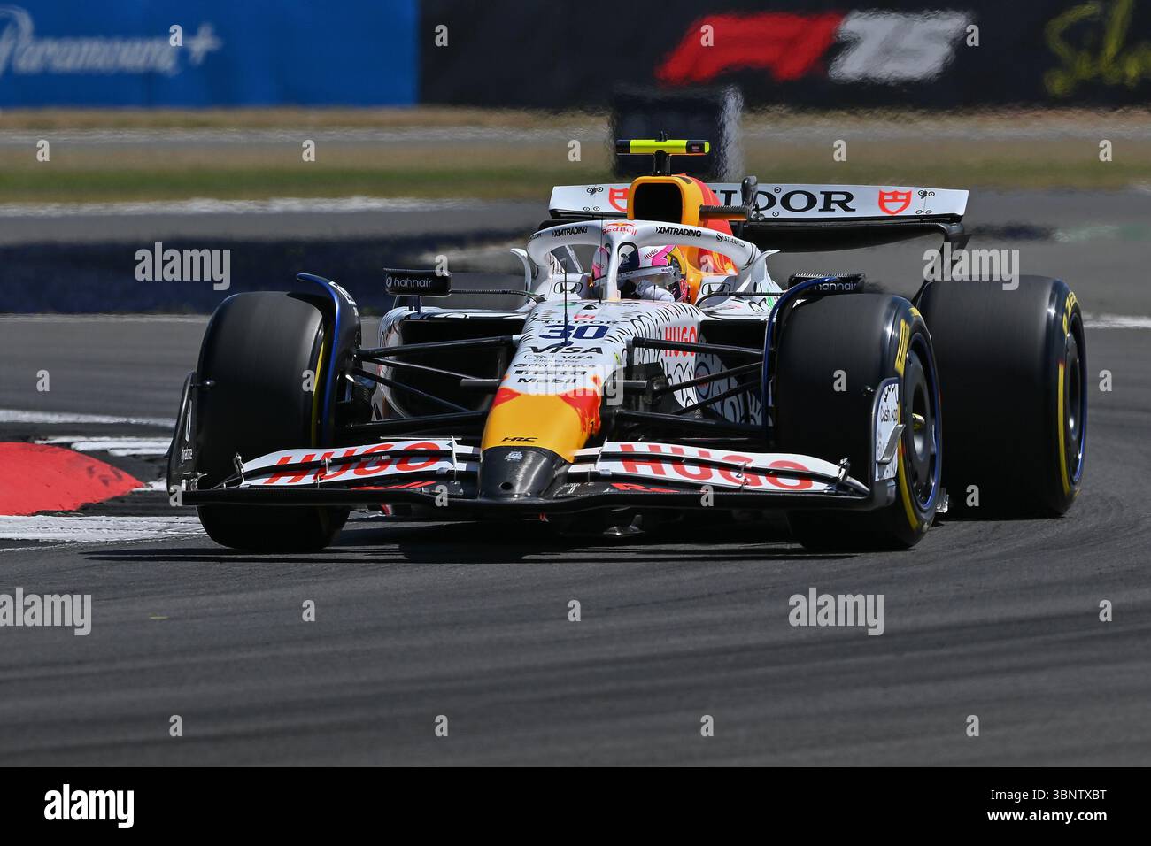 NORTHAMPTON, INGHILTERRA - 4 LUGLIO: Liam Lawson della nuova Zelanda alla guida del (30) Visa Cash App RB Formula One Team RB01 durante le prove in vista del Gran Premio di F1 della Gran Bretagna al circuito di Silverstone il 4 luglio 2024 a Northampton, Inghilterra. (Foto di Vince Mignott/Alamy Live News) Foto Stock