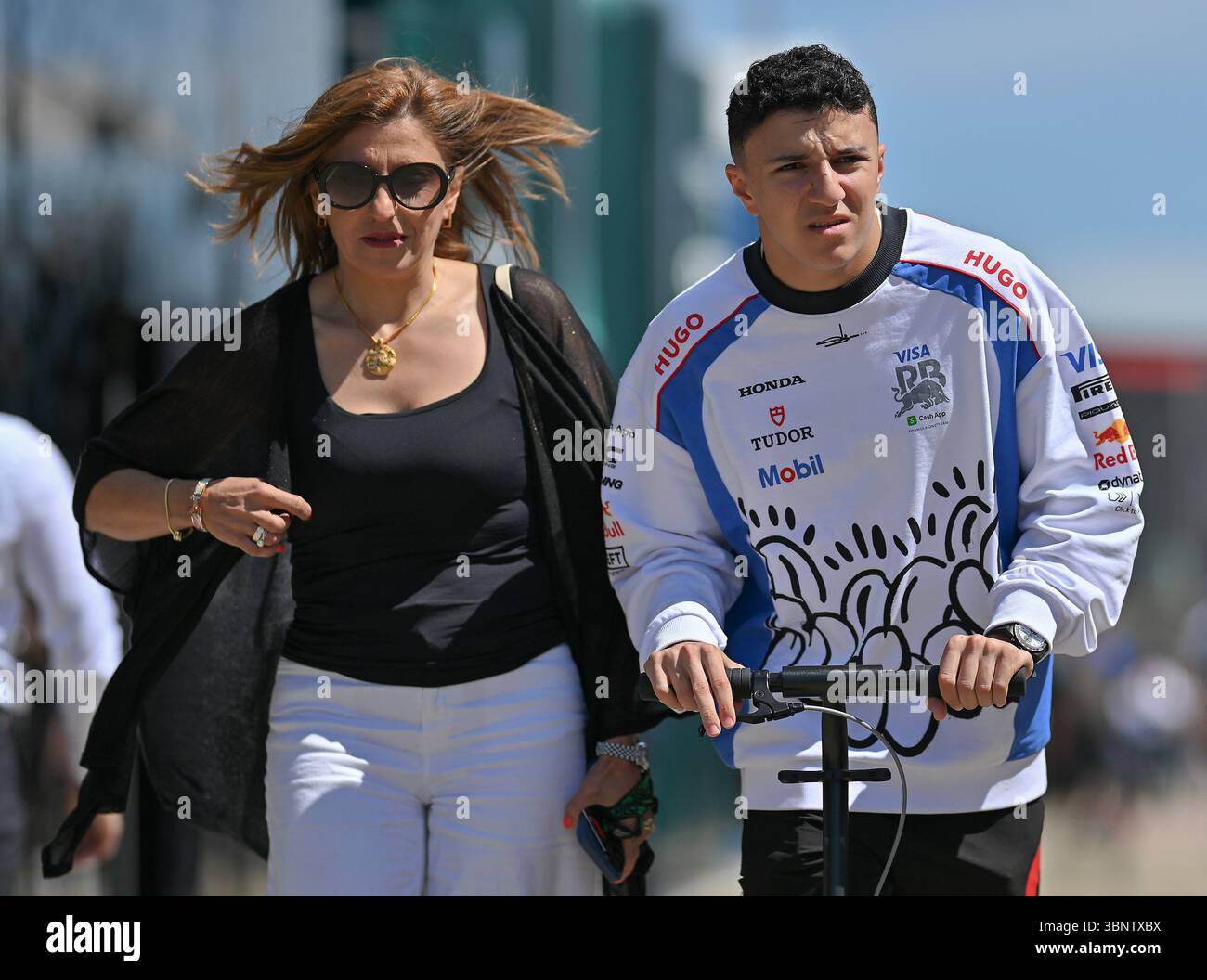 NORTHAMPTON, INGHILTERRA - 4 LUGLIO: Isack Hadjar di Francia e Visa Cash App RB Formula One Team (R) e sua madre Randa Hadjar (L) durante le prove in vista del Gran Premio di F1 di Gran Bretagna al Silverstone Circuit il 4 luglio 2024 a Northampton, Inghilterra. (Foto di Vince Mignott/Alamy Live News) Foto Stock