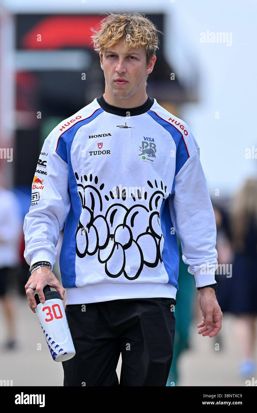 NORTHAMPTON, INGHILTERRA - 4 LUGLIO: Liam Lawson della nuova Zelanda e Visa Cash App RB Formula One Team durante le prove di prova in vista del Gran Premio di F1 di Gran Bretagna sul circuito di Silverstone il 4 luglio 2024 a Northampton, Inghilterra. (Foto di Vince Mignott/Alamy Live News) Foto Stock