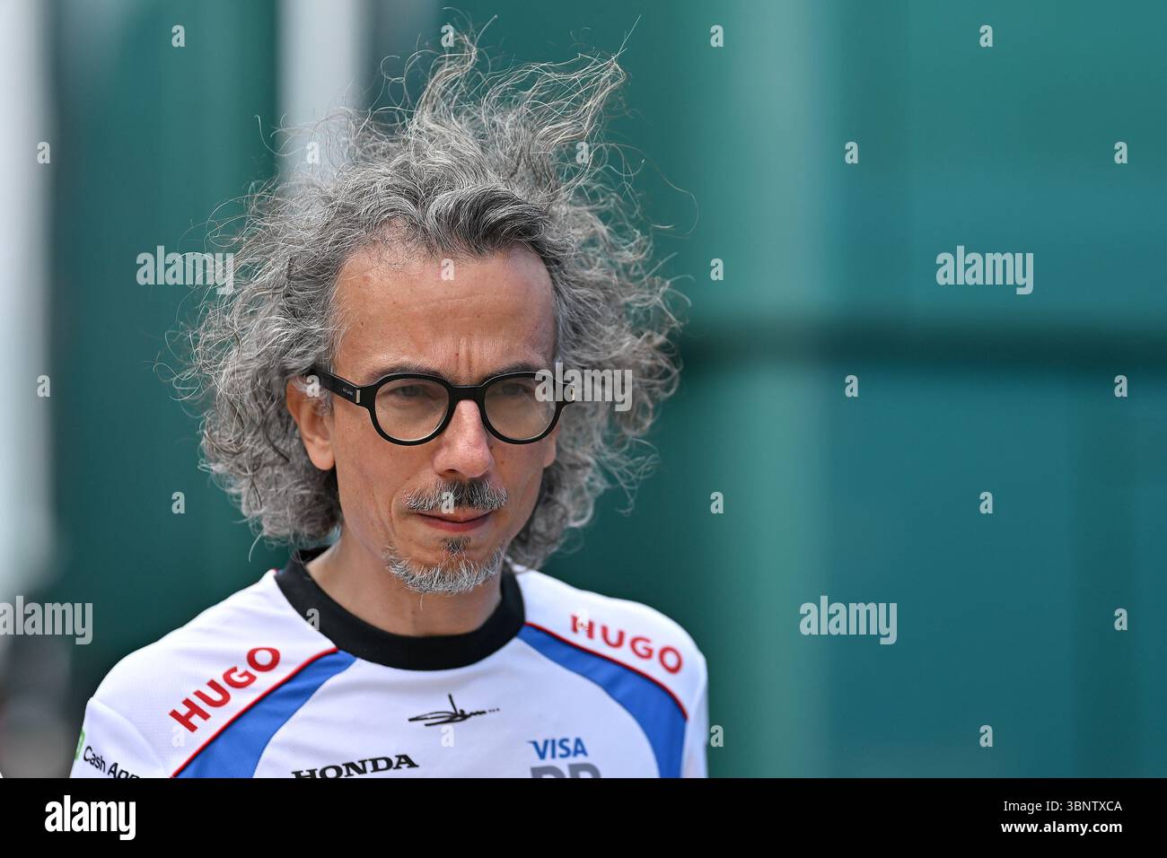 NORTHAMPTON, INGHILTERRA - 4 LUGLIO: Laurent Mekies di Francia e Visa Cash App RB Formula One Team durante le prove di prova in vista del Gran Premio di F1 di Gran Bretagna sul circuito di Silverstone il 4 luglio 2024 a Northampton, Inghilterra. (Foto di Vince Mignott/Alamy Live News) Foto Stock