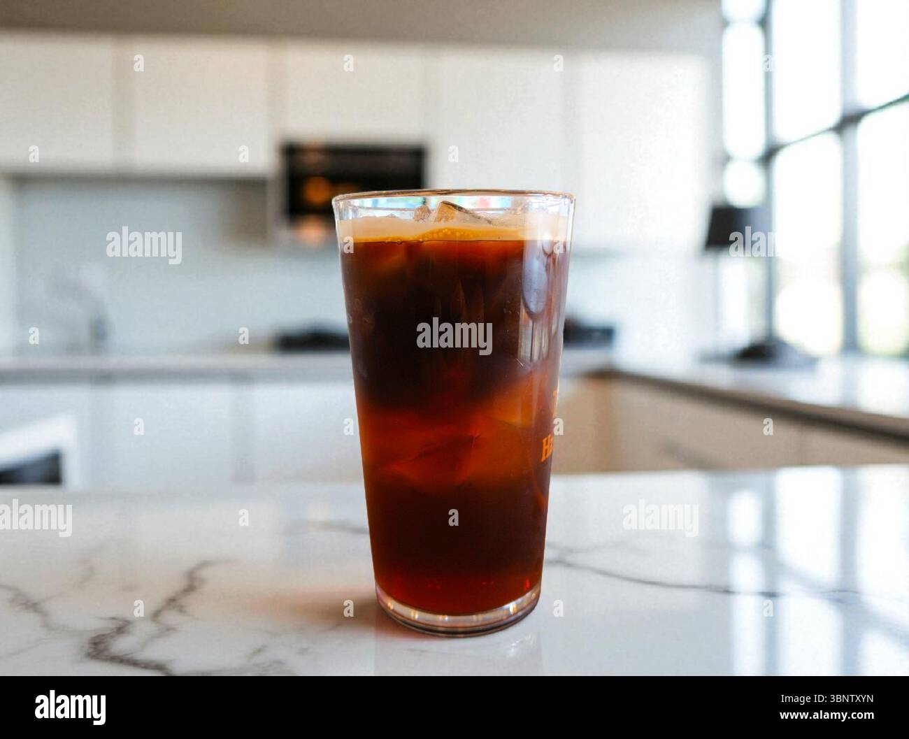 Caffè ghiacciato su un piano cucina in marmo Foto Stock
