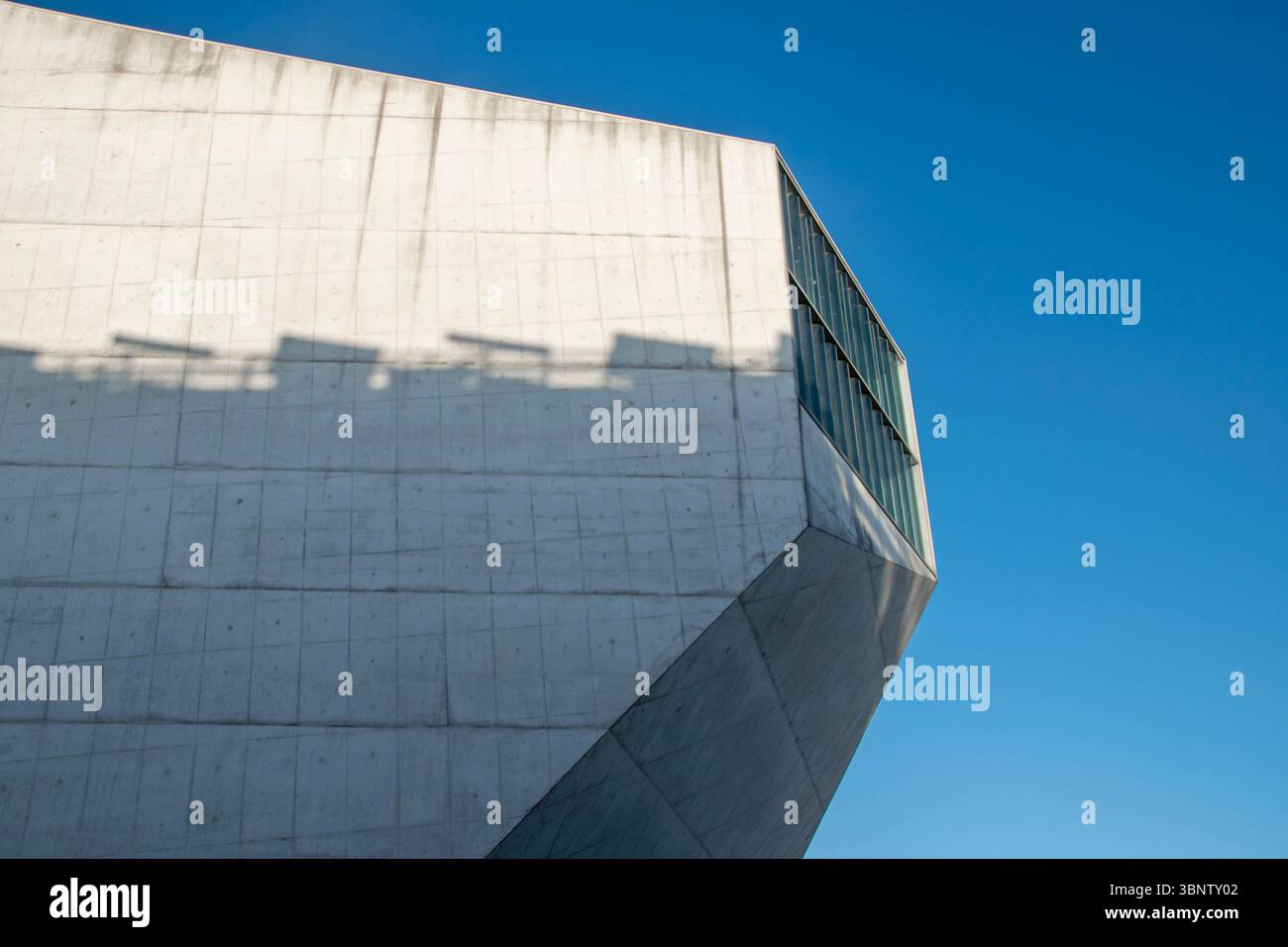 Porto. Portogallo: 12 agosto 2023: Vista di dettaglio architettonico di un edificio culturale modernista con architettura angolare in cemento. Foto Stock