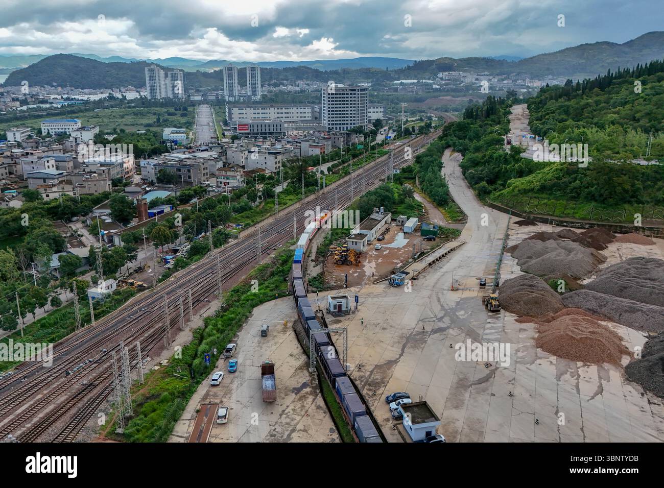Kunming, la provincia cinese dello Yunnan. 4 luglio 2025. Il primo treno del servizio di trasporto multimodale internazionale "Zheng He" Sea-Road-Rail parte dal Tengjun International Land Port a Kunming, capitale della provincia dello Yunnan, nel sud-ovest della Cina, il 4 luglio 2025. Il treno è partito da Kunming venerdì. Dopo essere arrivati a Vientiane del Laos tramite la ferrovia Cina-Laos, le merci saranno trasportate in Thailandia, Singapore e Bangladesh attraverso altre tre rotte. Crediti: Peng Yikai/Xinhua/Alamy Live News Foto Stock
