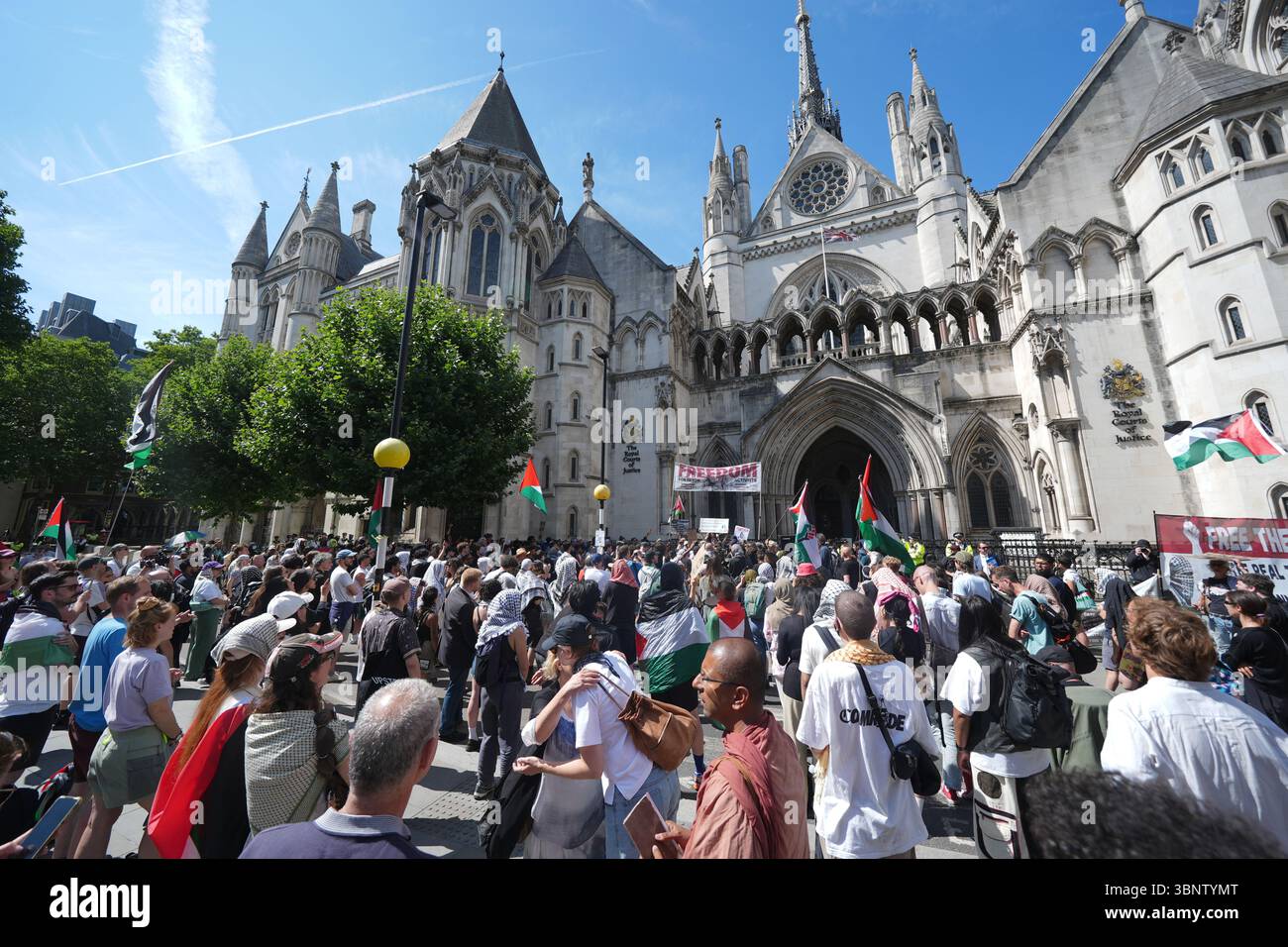 Manifestanti al di fuori della Royal Courts of Justice on the Strand, nel centro di Londra, in vista di un'udienza sul blocco temporaneo della proscrizione dell'azione palestinese. Huda Ammori, cofondatore di Palestine Action, sta cercando di contestare la decisione del Ministro degli interni di vietare il gruppo in base alle leggi antiterrorismo - che renderebbe l'appartenenza o il sostegno al gruppo di azione diretta un reato penale punibile fino a 14 anni di carcere. Data foto: Venerdì 4 luglio 2025. Foto Stock