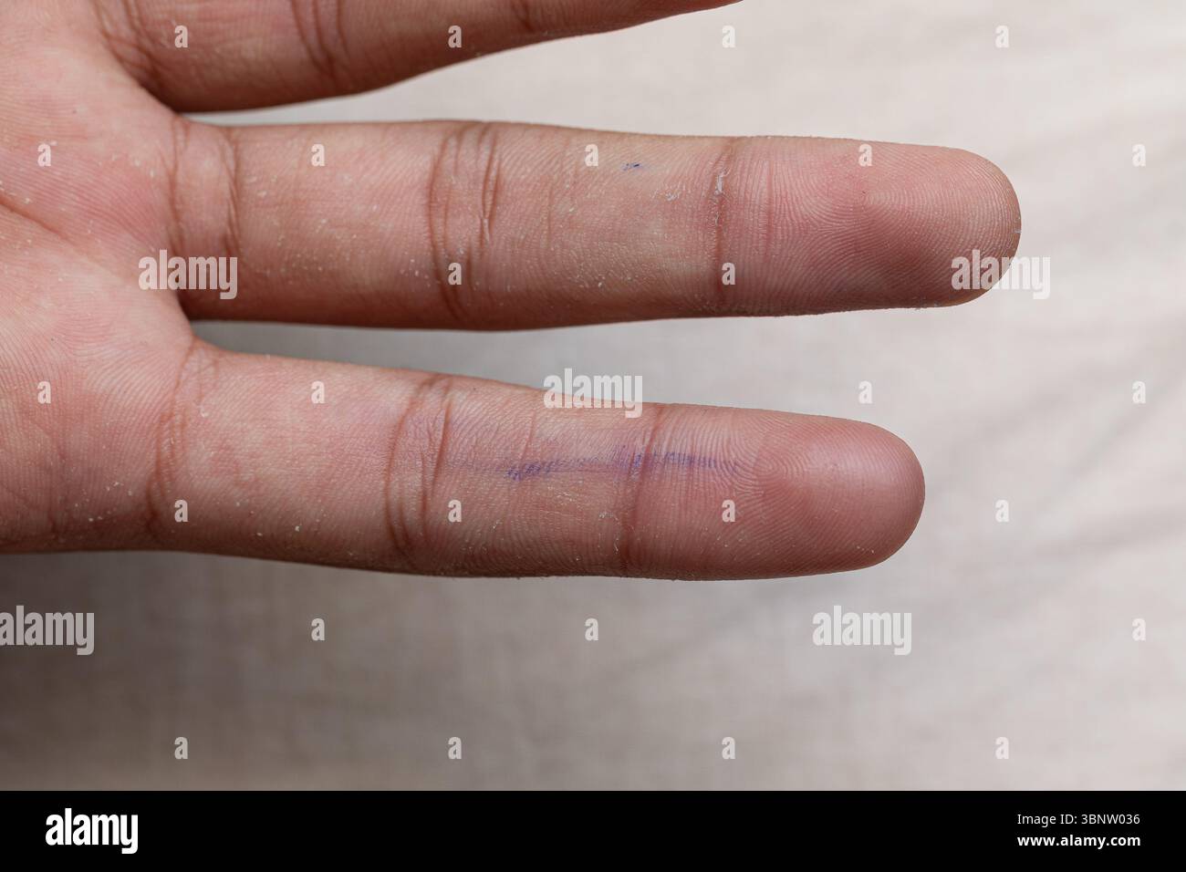 Primo piano di due dita con segni di inchiostro, che indicano la partecipazione a un processo elettorale Foto Stock