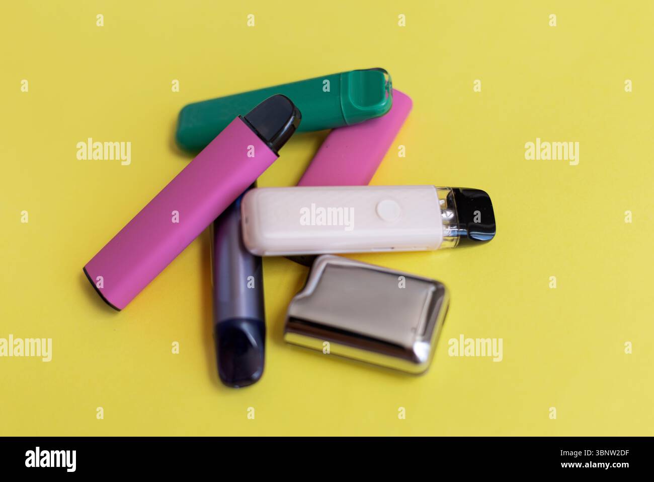 I dispositivi vaping assortiti riflettono cattive abitudini, decisioni di salute scadenti e l'aumento del fumo elettronico in stili di vita moderni malsani. Nastro monouso Foto Stock