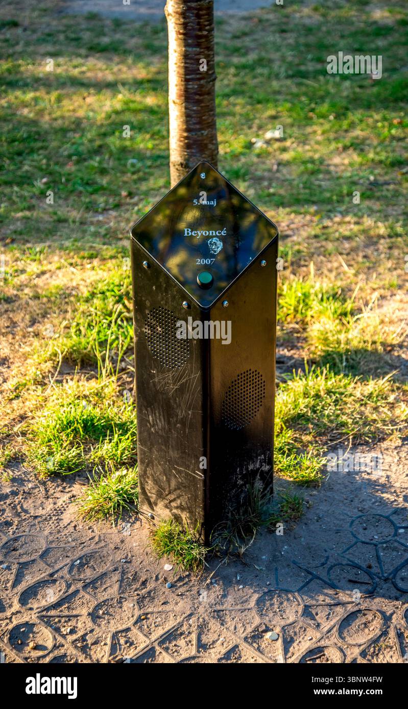 Uno degli oratori all'aperto che rappresentano un popolare cantante Diva Song in un famoso parco musicale a Kildeparken, Aalborg, Danimarca, 16 luglio 2018 Foto Stock