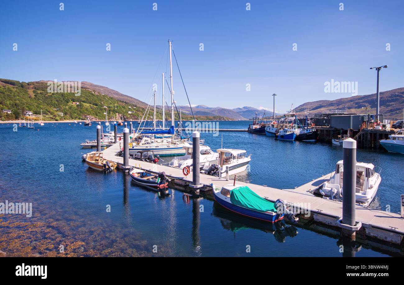 Imbarcazioni da diporto attraccate lungo un pontile nel porto di Ullapool, in Scozia Foto Stock