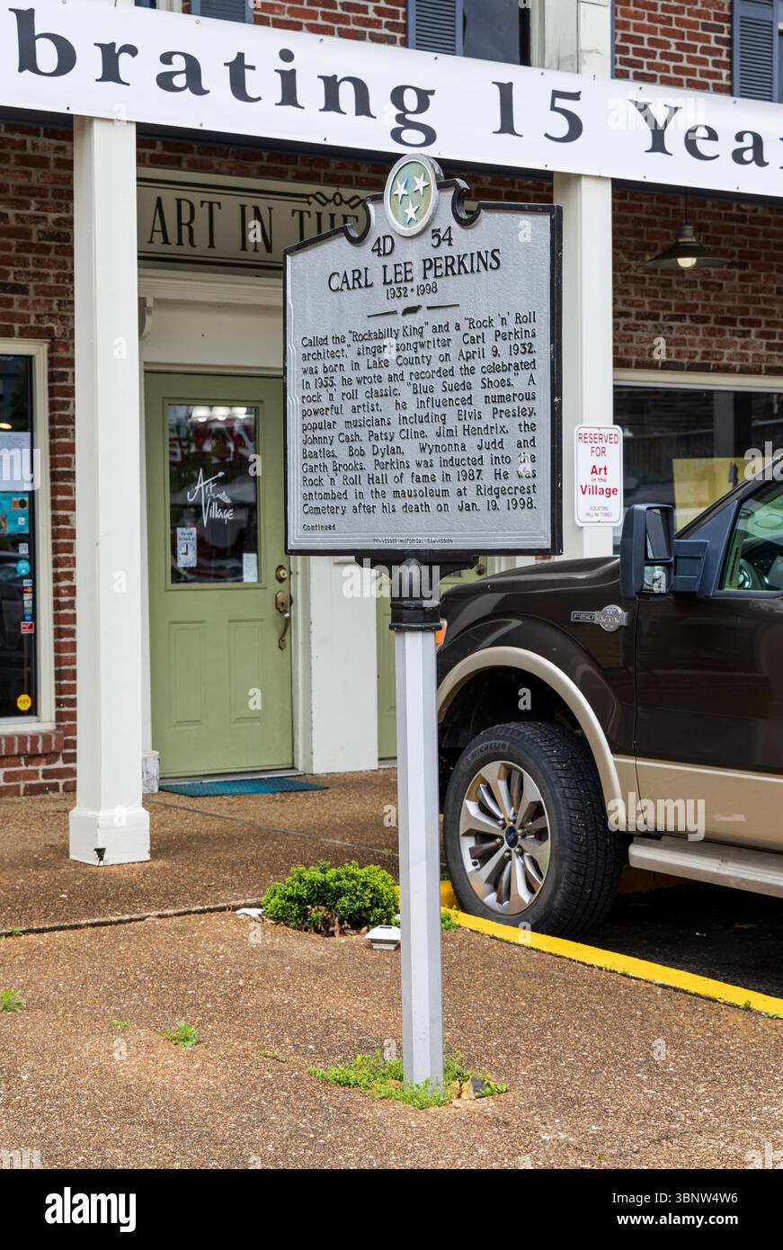 Segnavia storica in onore di Carl Lee Perkins (1932-1998) al Casey Jones Village di Jackson, Tennessee, Stati Uniti Foto Stock