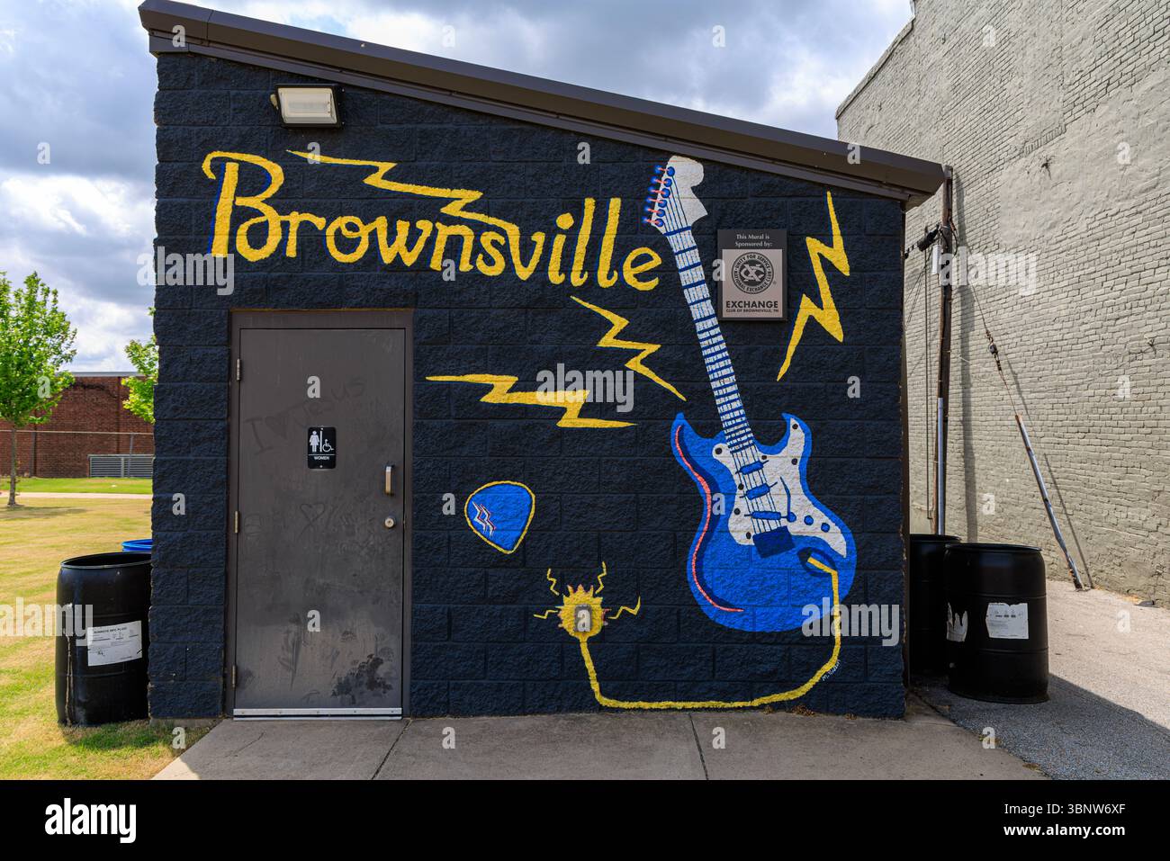 Murale di chitarra elettrica vicino all'anfiteatro di Brownsville, Tennessee, Stati Uniti Foto Stock