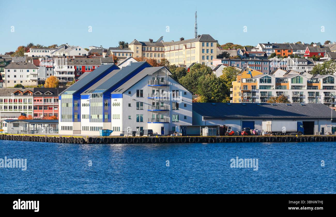 Una vista panoramica della città costiera con affascinanti edifici fronte mare e moderna architettura sul porto, circondati da un mix di tradizionale e contemporaneo Foto Stock