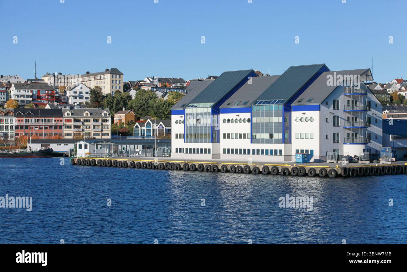 Kristiansund, Norvegia. Vista panoramica della città costiera con affascinanti edifici sul lungomare e moderna architettura sul porto, circondati da un mix di tradizione Foto Stock