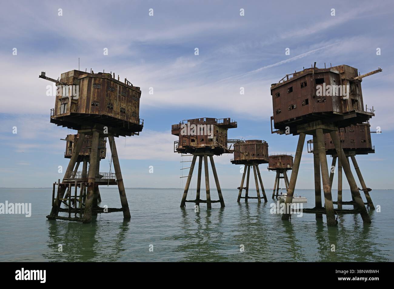 In piedi eruttanti dal Tamigi, i Red Sands Forts sono una serie di sette torri costruite durante la seconda guerra mondiale come difese antiaeree per proteggere la City di Londra dagli attacchi nemici. Situato nell'estuario del Tamigi tra Essex e Kent. I soldati di stanza lì abbatterono un totale di 22 aerei tedeschi e 30 doodlebugs. Nel 1964 i forti servirono a un nuovo scopo. Urlando Lord Sutch ha creato la radio Pirate radio Station tale. I forti furono poi utilizzati da radio City fino al 1967, quando furono chiusi dalla Marine Broadcasting Offenses Act. I forti furono poi abbandonati. A res Foto Stock