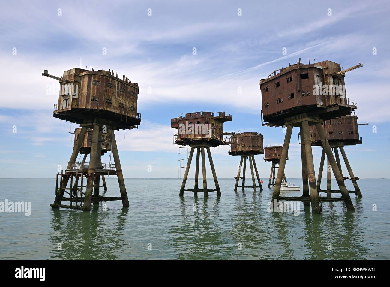 In piedi eruttanti dal Tamigi, i Red Sands Forts sono una serie di sette torri costruite durante la seconda guerra mondiale come difese antiaeree per proteggere la City di Londra dagli attacchi nemici. Situato nell'estuario del Tamigi tra Essex e Kent. I soldati di stanza lì abbatterono un totale di 22 aerei tedeschi e 30 doodlebugs. Nel 1964 i forti servirono a un nuovo scopo. Urlando Lord Sutch ha creato la radio Pirate radio Station tale. I forti furono poi utilizzati da radio City fino al 1967, quando furono chiusi dalla Marine Broadcasting Offenses Act. I forti furono poi abbandonati. A res Foto Stock