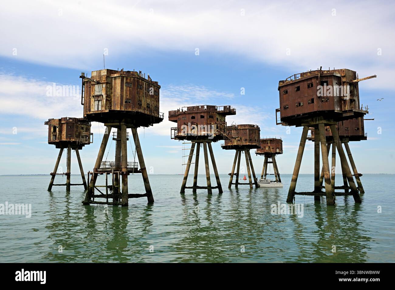 In piedi eruttanti dal Tamigi, i Red Sands Forts sono una serie di sette torri costruite durante la seconda guerra mondiale come difese antiaeree per proteggere la City di Londra dagli attacchi nemici. Situato nell'estuario del Tamigi tra Essex e Kent. I soldati di stanza lì abbatterono un totale di 22 aerei tedeschi e 30 doodlebugs. Nel 1964 i forti servirono a un nuovo scopo. Urlando Lord Sutch ha creato la radio Pirate radio Station tale. I forti furono poi utilizzati da radio City fino al 1967, quando furono chiusi dalla Marine Broadcasting Offenses Act. I forti furono poi abbandonati. A res Foto Stock