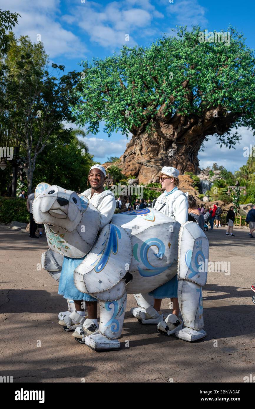 Un burattino animale a grandezza naturale di un orso polare di fronte all'albero della vita al Regno degli animali di Disney. Foto Stock