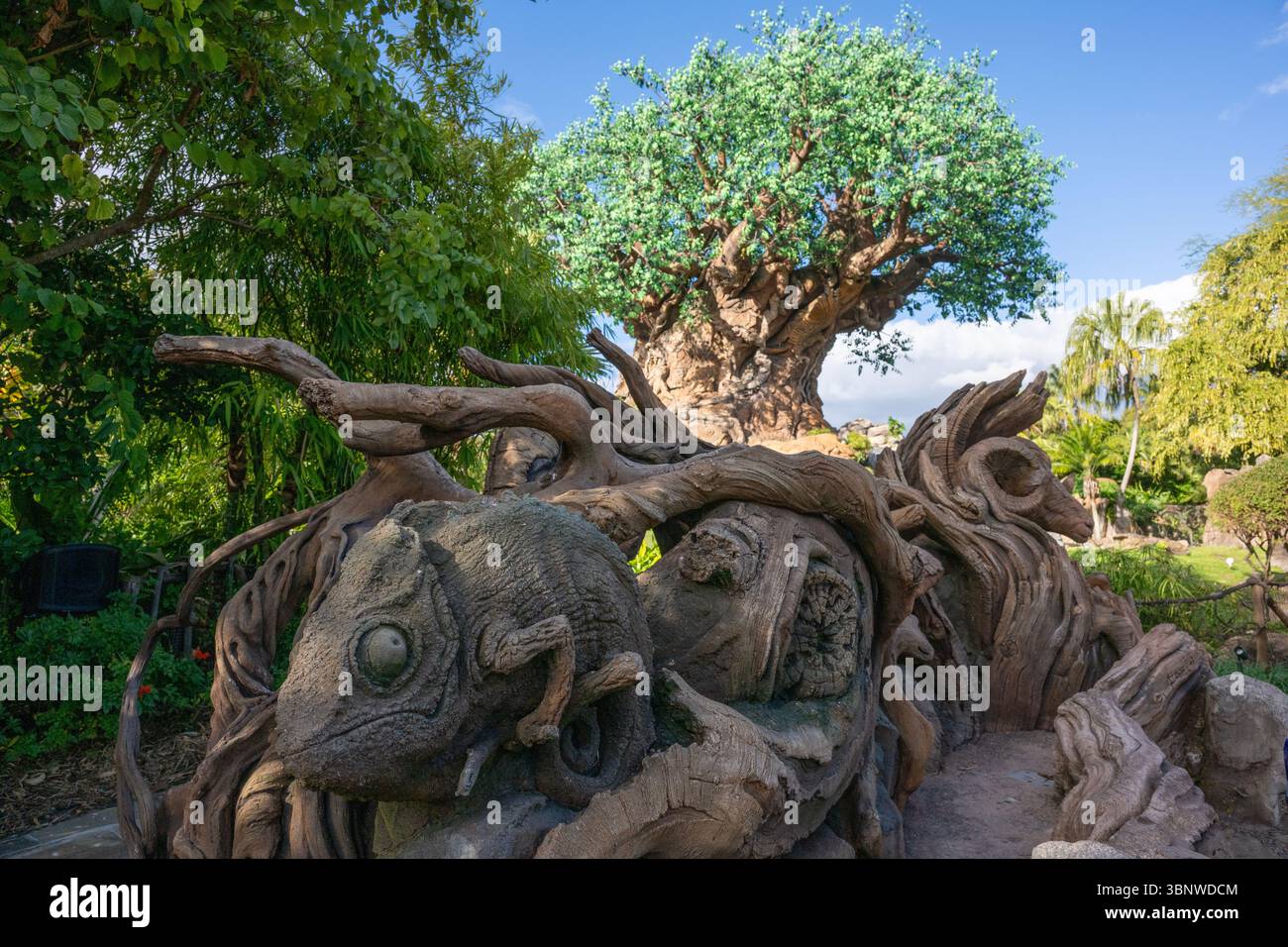 L'albero della vita è una scultura di 145 piedi (44 m) di un albero di baobab al Disney's Animal Kingdom, Walt Disney World Resort. Con oltre 8.000 rami di ver Foto Stock